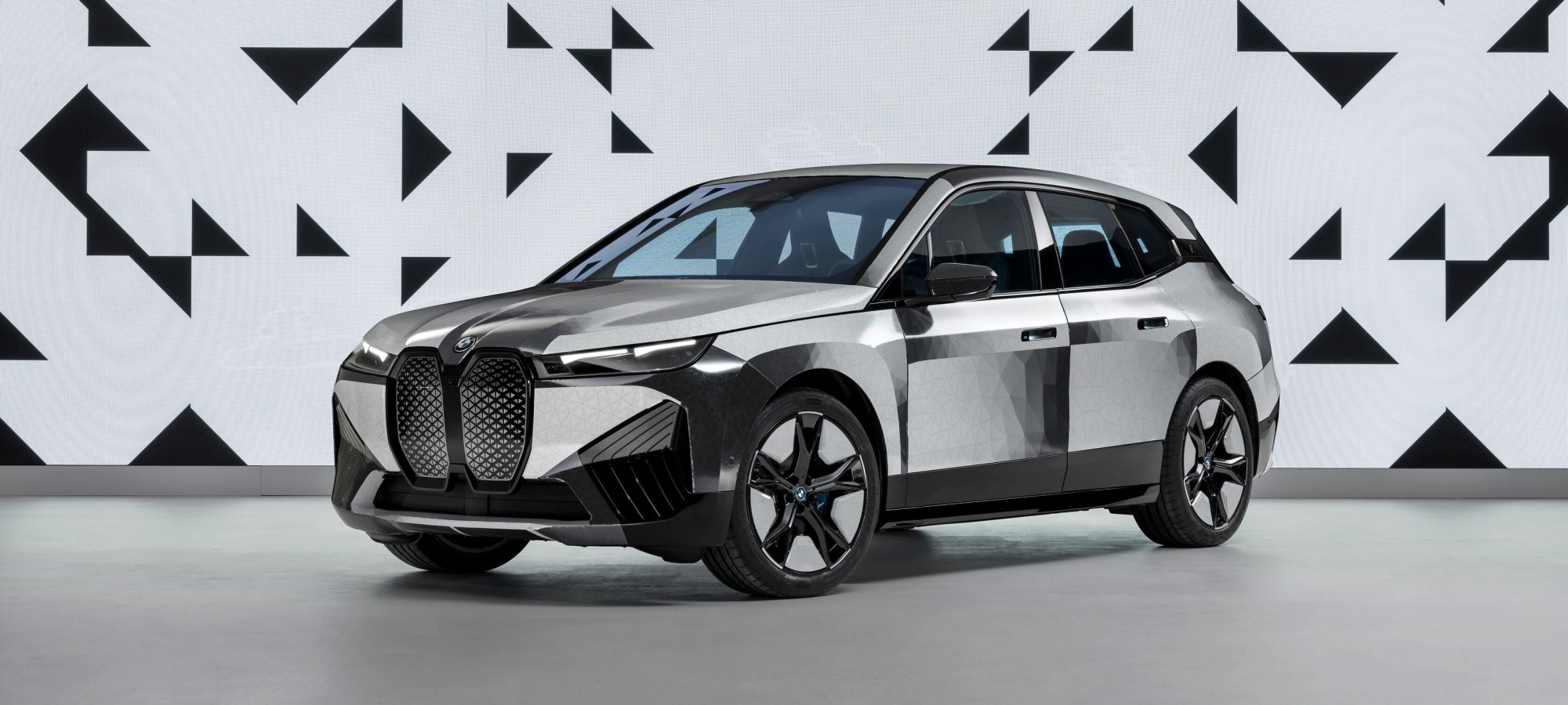Магия изменения цвета кузова: BMW iX Flow с революционной технологией E Ink.